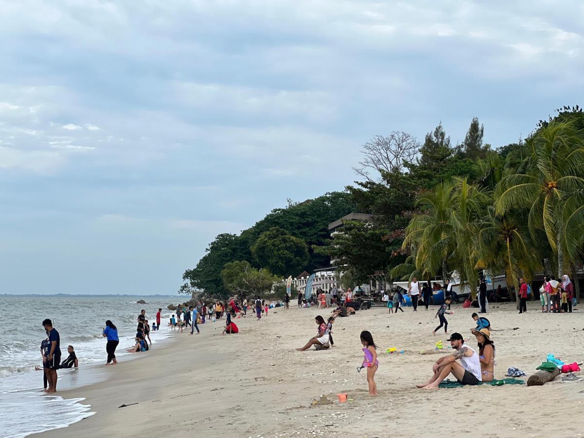 G Beach Front Villa Batu Feringgi Exteriör bild